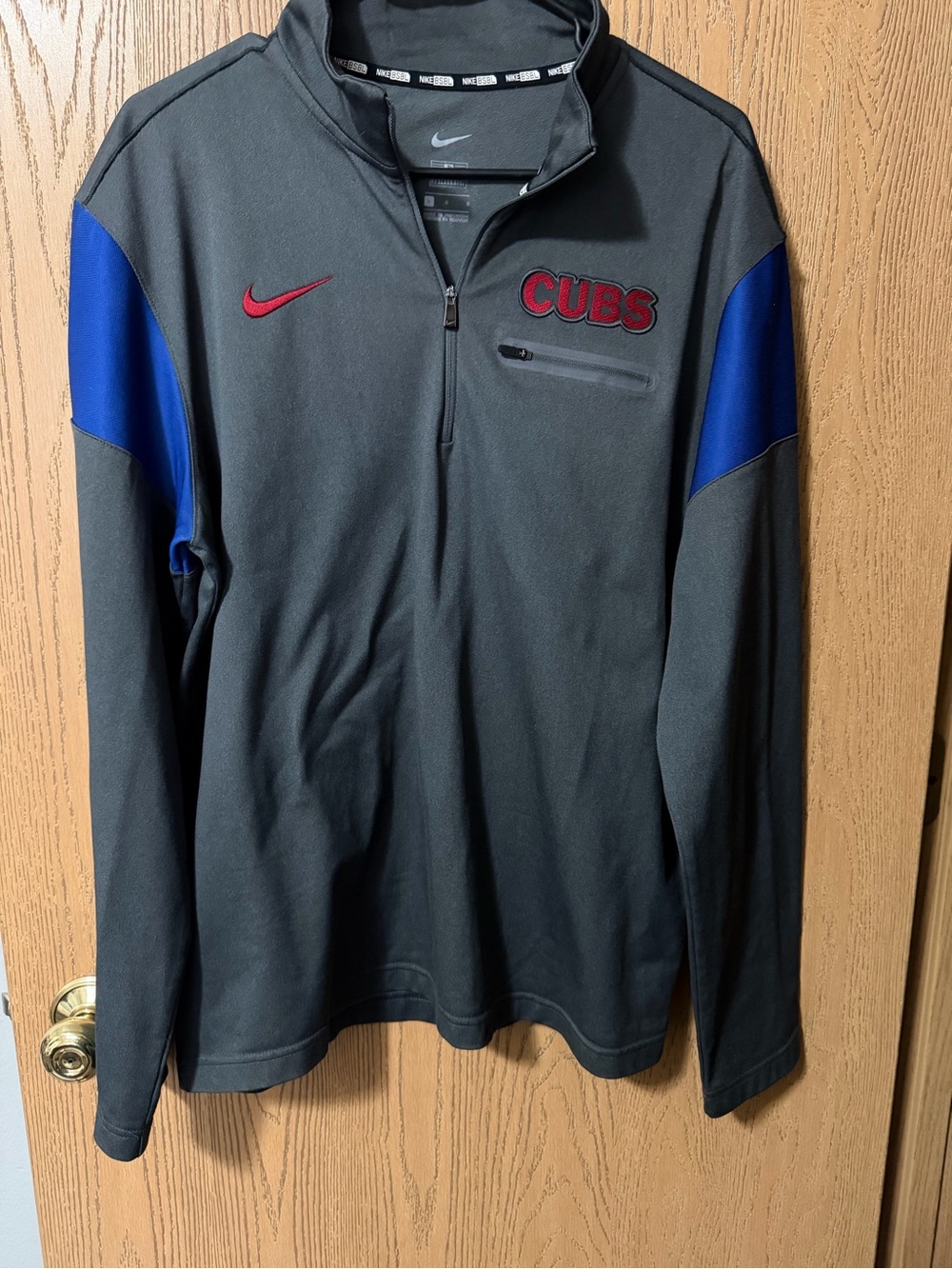 Gray Nike men’s  Chicago cubs quarter zip with red swoosh
